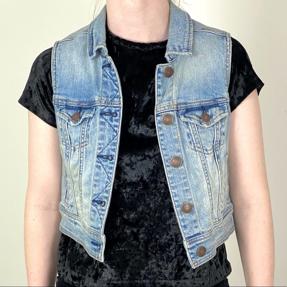American Eagle Cropped Denim Vest Size Small